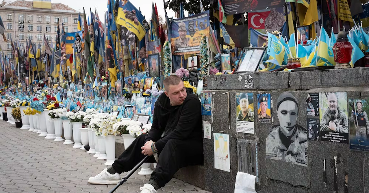 Un veterano presenta sus respetos en un memorial improvisado a los soldados ucranianos muertos en la guerra con Rusia, en Kiev. . FOTO: EFREM LUKATSKY. AP