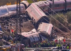 Servicios de emergencia trabajan en el lugar de un choque de trenes, en Urda, España. Foto: Manu Fernández / AP