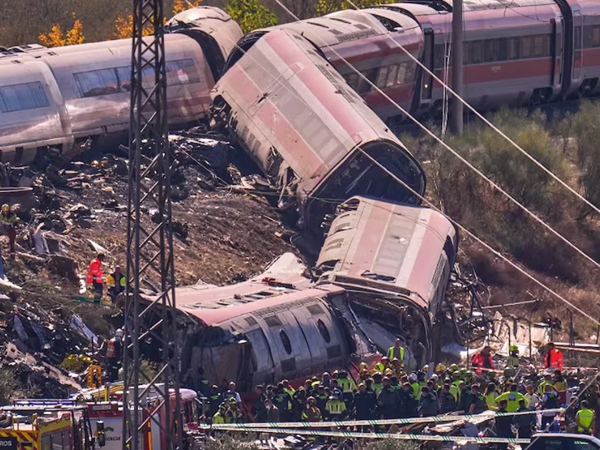 Servicios de emergencia trabajan en el lugar de un choque de trenes, en Urda, España. Foto: Manu Fernández / AP
