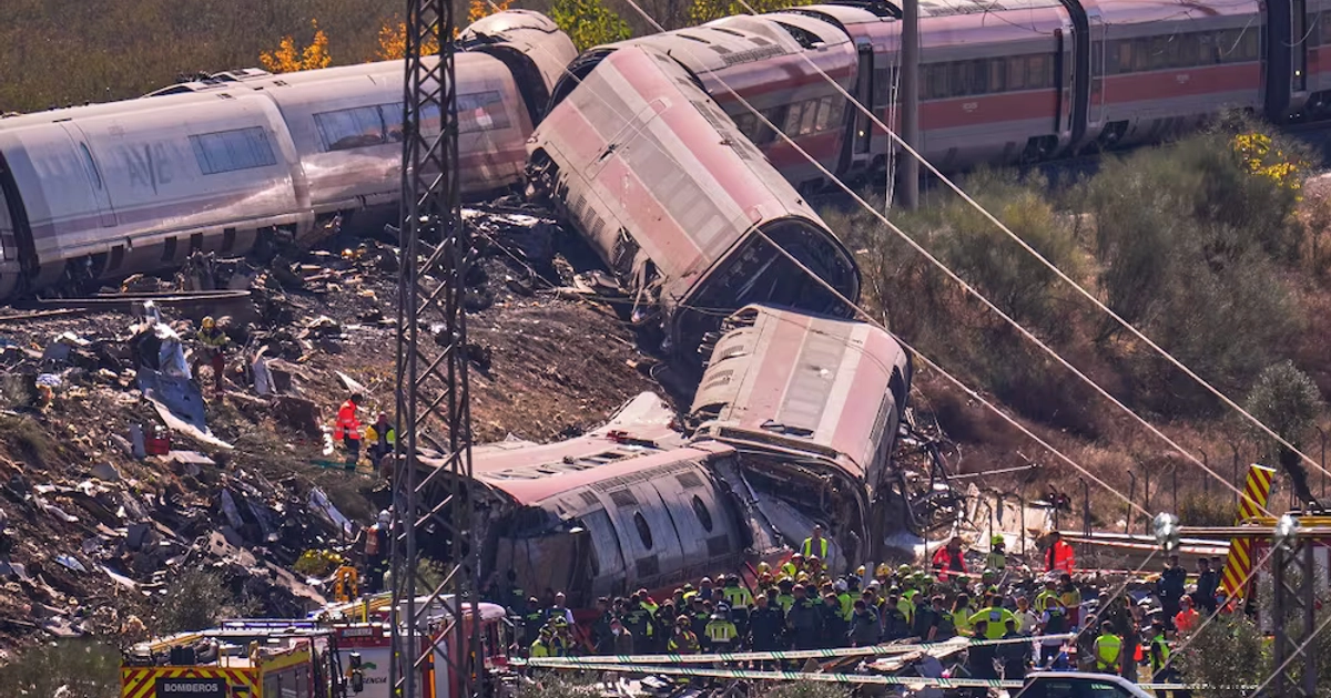 Servicios de emergencia trabajan en el lugar de un choque de trenes, en Urda, España. Foto: Manu Fernández / AP