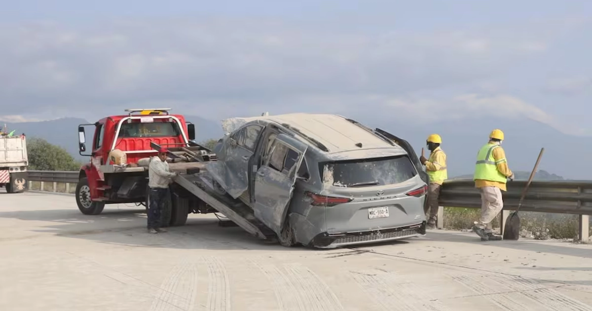 Vuelca tráiler con cemento en la México-Puebla. Foto: Osmar Alvarado
