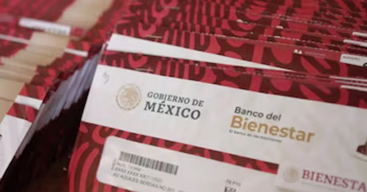 La entrega de tarjetas para los nuevos registrados de la Beca Benito Juárez, Jóvenes Escribiendo el Futuro y Gertrudis Bocanegra inicia en el bimestre noviembre-diciembre de 2026.
Crédito: Gobierno de México