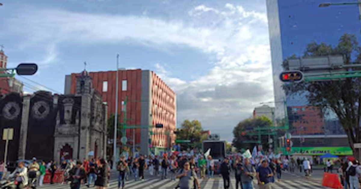 Marcha de los trabajadores del IMSS en la CDMX, avanza sobre Eje Central. Crédito: X/ @OVIALCDMX