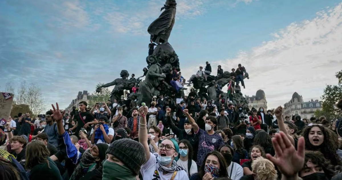 Jóvenes asistentes a una manifestación, ayer en el centro de la Plaza de la República en París. Foto: Dimitar DILKOFF / AFP