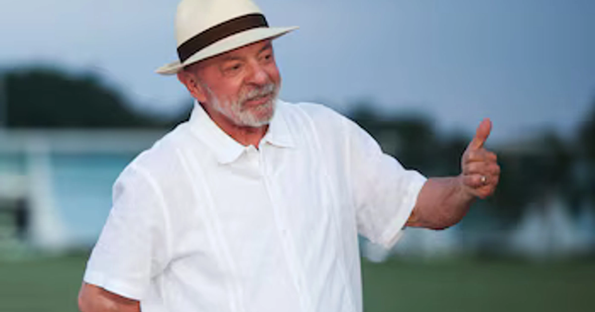 El presidente brasileño Luiz Inácio Lula da Silva, candidato del Partido de los Trabajadores (PT) que ganó la segunda vuelta de las elecciones presidenciales el domingo, reacciona mientras sus seguidores se reúnen para celebrar su 81.º cumpleaños, en Brasilia, Brasil, el 27 de octubre de 2026 (REUTERS/Adriano Machado)