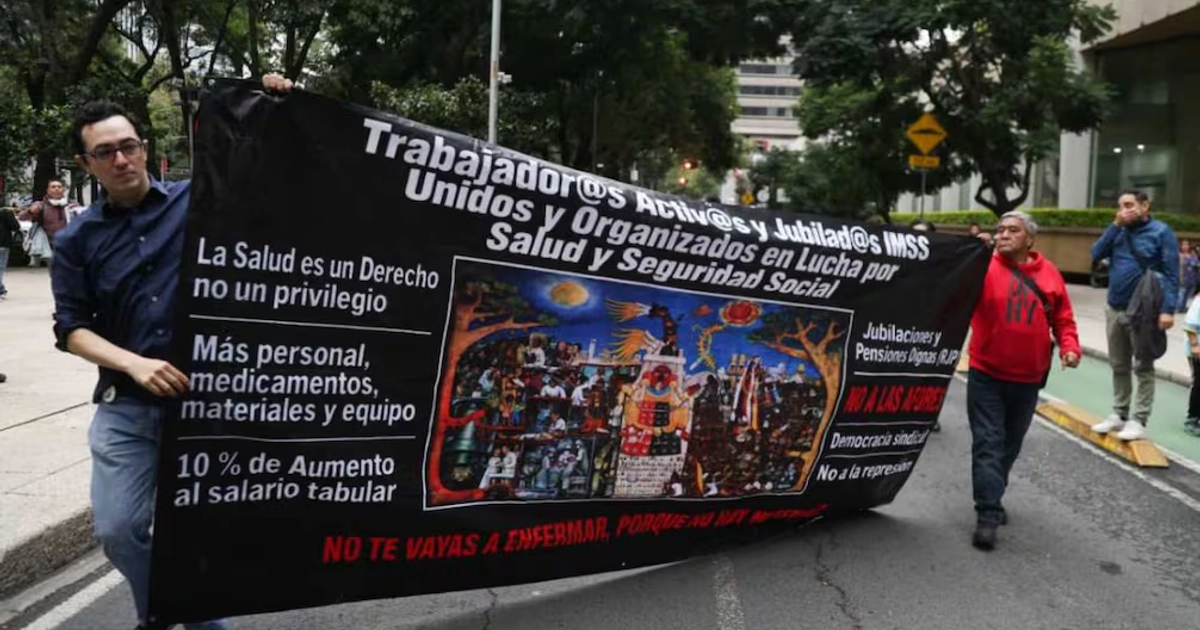 Trabajadores del Instituto Mexicano del Seguro Social (IMSS) bloquearon de forma intermitente Avenida Paseo de la Reforma, a la altura de las oficinas centrales de dicha dependencia, el 16 de octubre de 2026. Foto: Carlos Mejía / EL UNIVERSAL