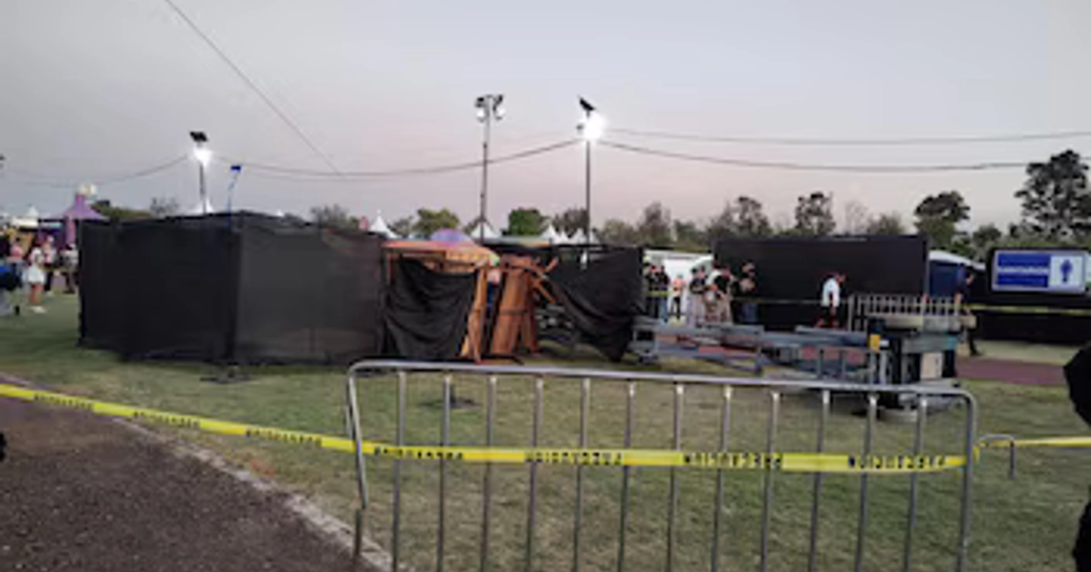 Las autoridades informaron que el evento fue suspendido tras el colapso de una estructura que dejó un saldo preliminar de dos personas fallecidas. Foto: (Cortesía)