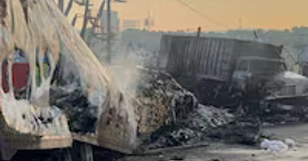 Fuerte choque e incendio sorprende a la México-Toluca durante bloqueo de transportistas