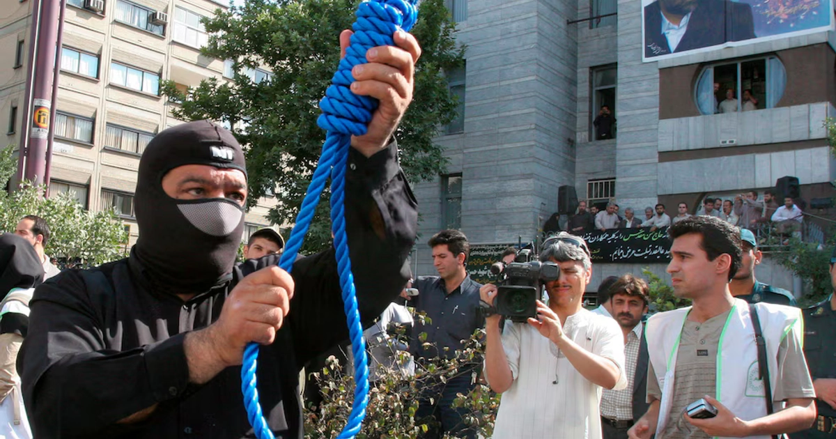 Foto archivo. Un policía iraní prepara la ejecución pública de un asesino iraní convicto.