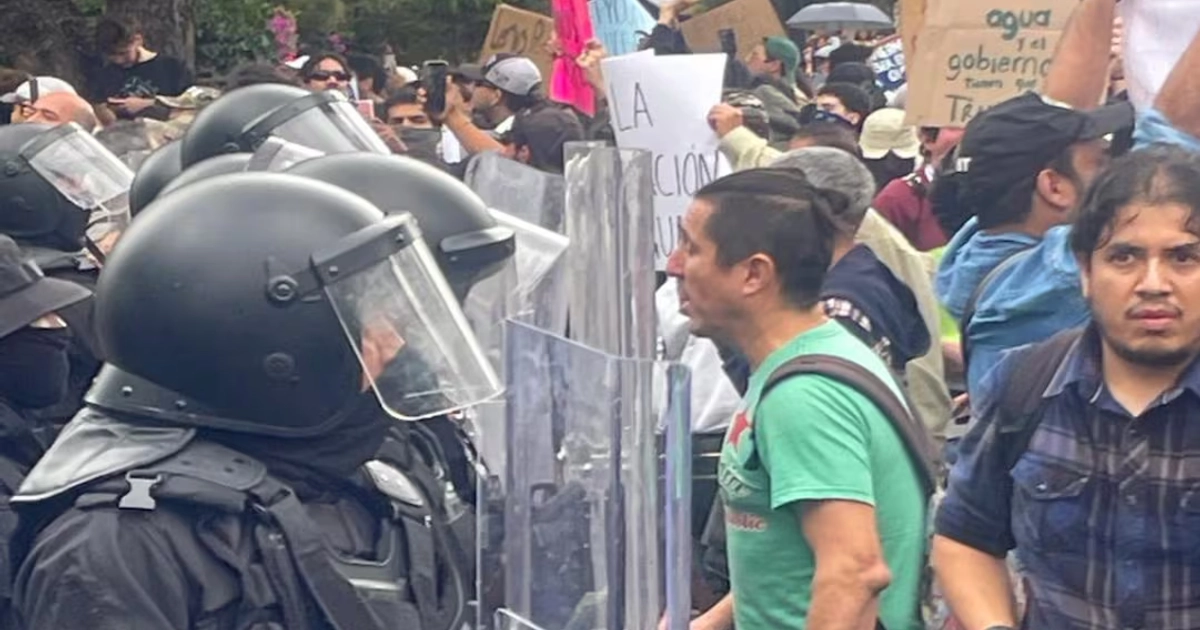 Marchan en Guadalajara por agua contaminada. Foto: Raúl Torres