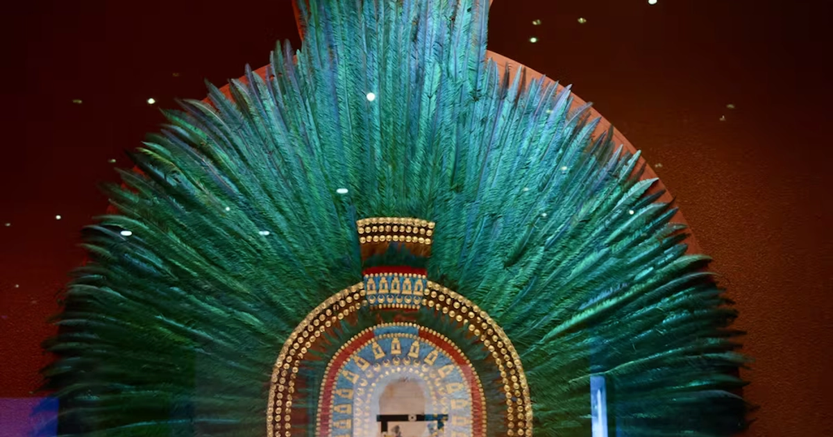 Réplica del Penacho de Moctezuma exhibida en el Museo Nacional de Antropología e Historia. Foto: Valente Rosas/EL UNIVERSAL.