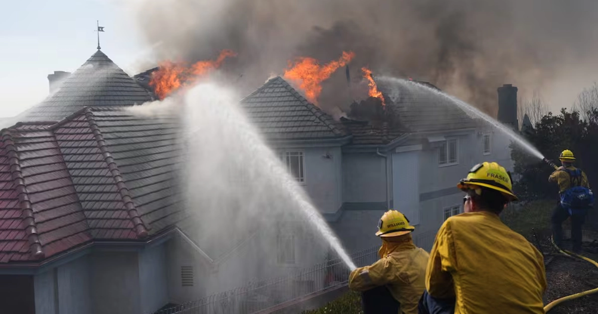 Bomberos trabajan para apagar fuego en una casa durante el incendio Norte, este viernes 16 de octubre de 2026, en San Juan Capistrano, California. Foto: AP/Jae C. Hong