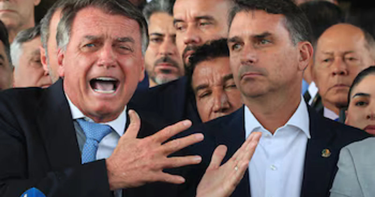 Jair Bolsonaro junto a su hijo, Flávio (Europa Press/Archivo)