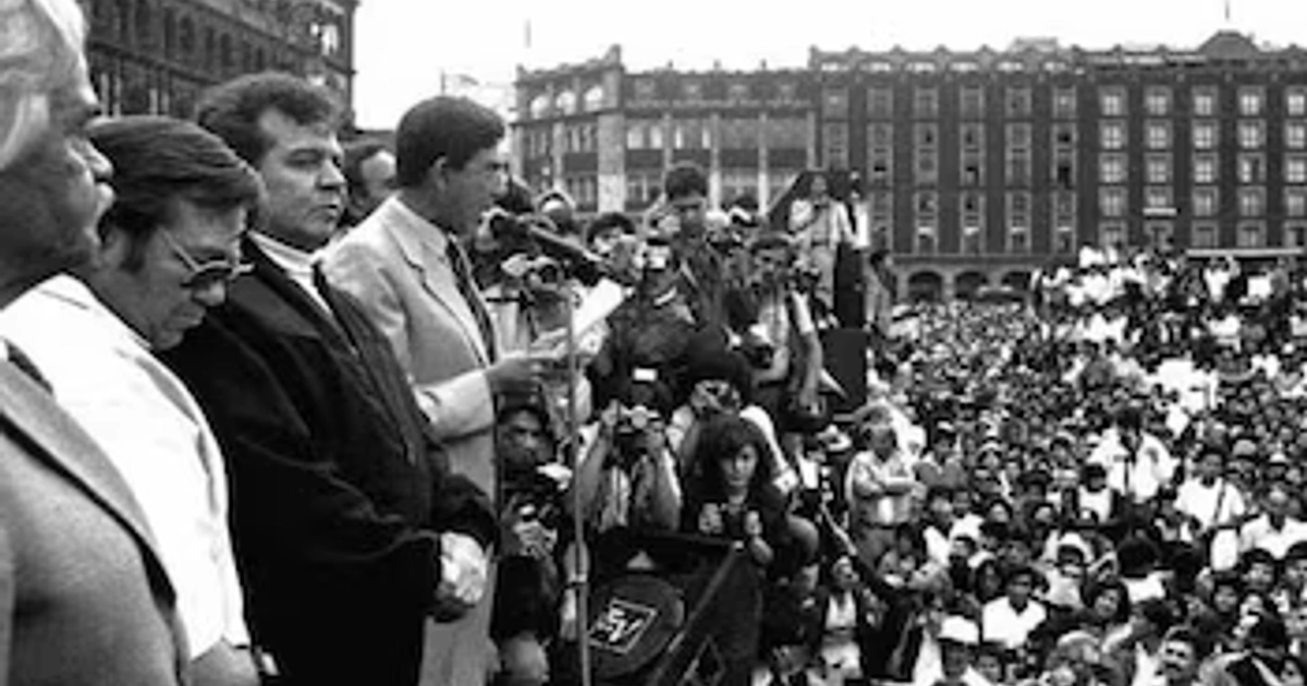 Cuauhtémoc Cárdenas en mitin en las elecciones 1988.