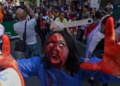 TOLUCA, ESTADO DE MÉXICO, 29OCTUBRE2022.- Monstruos y Zombies tomaron las calles de Toluca como parte de la 12 edición de Monster and Zombie Walk Toluca, después de no realizarse dos años por la Pandemia por COVID-19. FOTO: CRISANTA ESPINOSA AGUILAR /CUARTOSCURO.COM