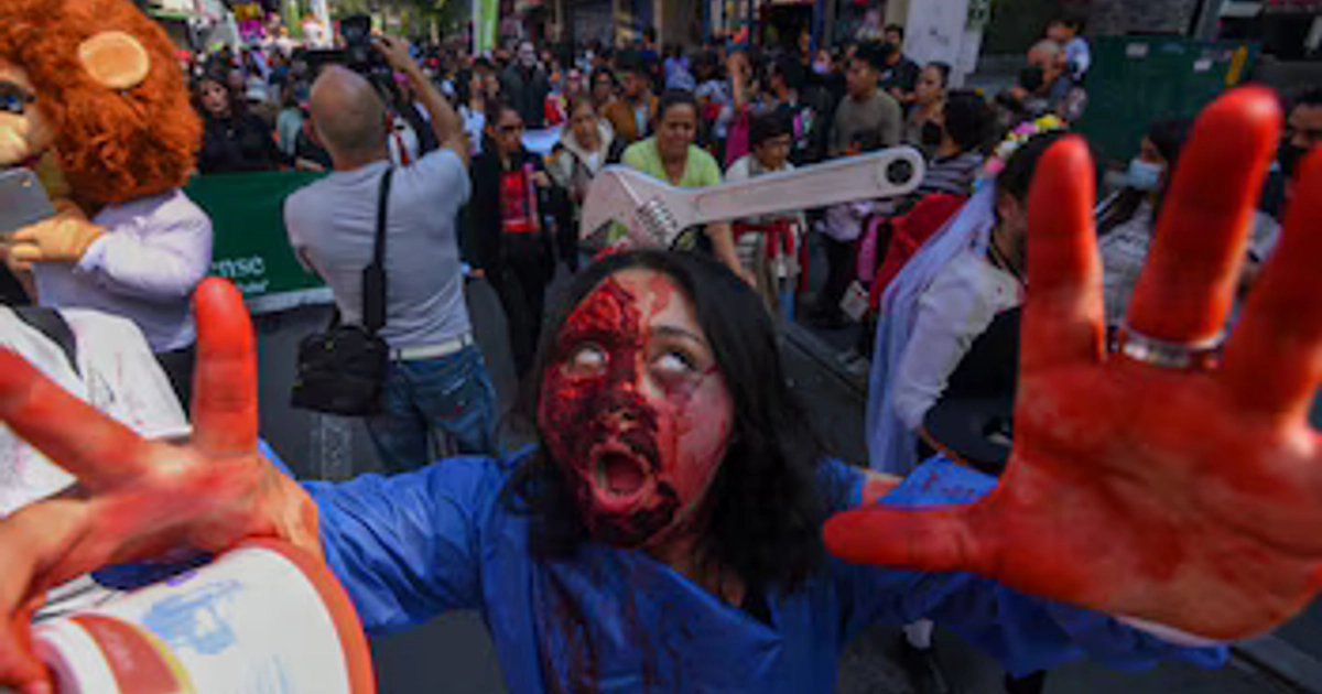 TOLUCA, ESTADO DE MÉXICO, 29OCTUBRE2022.- Monstruos y Zombies tomaron las calles de Toluca como parte de la 12 edición de Monster and Zombie Walk Toluca, después de no realizarse dos años por la Pandemia por COVID-19. FOTO: CRISANTA ESPINOSA AGUILAR /CUARTOSCURO.COM
