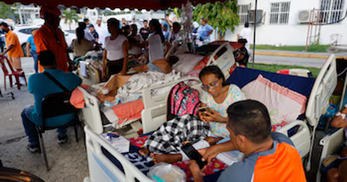 Los pacientes desconocen por cuánto tiempo podrán estar en la calle debido a la gravedad de la situación de réplicas sísmicas en el país. (Infobae Centroamérica/ EFE/ Bienvenido Velasco)