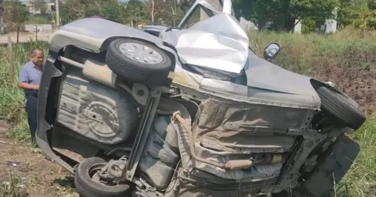 El auto se impactó contra un poste de luz; el conductor y la copiloto quedaron prensados 02/10/2026. | Foto: Redes sociales.