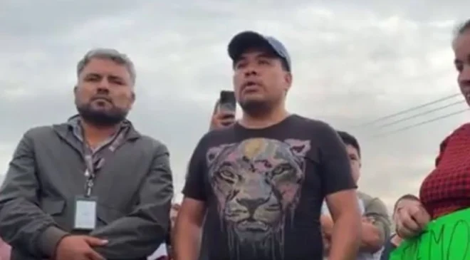 Habitantes inconformes por la exhumación de dos cuerpos en Atotonilco, bloquearon la Tula-Refineria y finalmente los recibirá el Secretario de Gobierno estatal