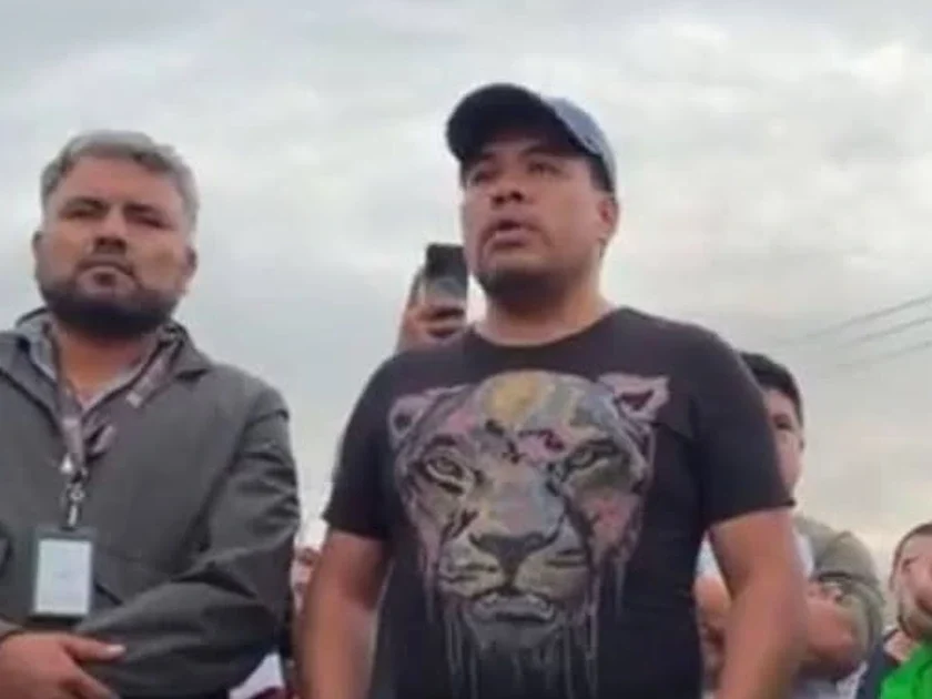 Habitantes inconformes por la exhumación de dos cuerpos en Atotonilco, bloquearon la Tula-Refineria y finalmente los recibirá el Secretario de Gobierno estatal