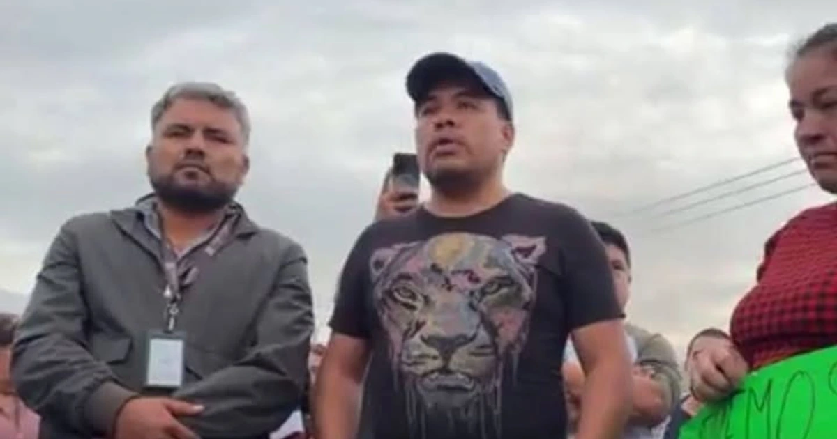 Habitantes inconformes por la exhumación de dos cuerpos en Atotonilco, bloquearon la Tula-Refineria y finalmente los recibirá el Secretario de Gobierno estatal