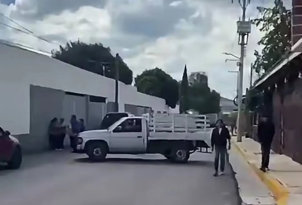 Habitantes inconformes por la exhumación de dos cuerpos en Atotonilco, bloquearon la Tula-Refineria y finalmente los recibirá el Secretario de Gobierno estatal