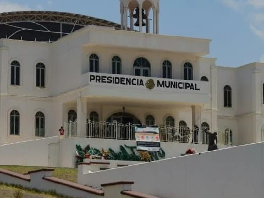 Pobladores de Atotonilco enardecieron al enterarse de que les sacaron dos tumbas de un terreno, porque ahí pretenden construir viviendas del Bienestar; al cuestionarla, la presidenta solo se rió