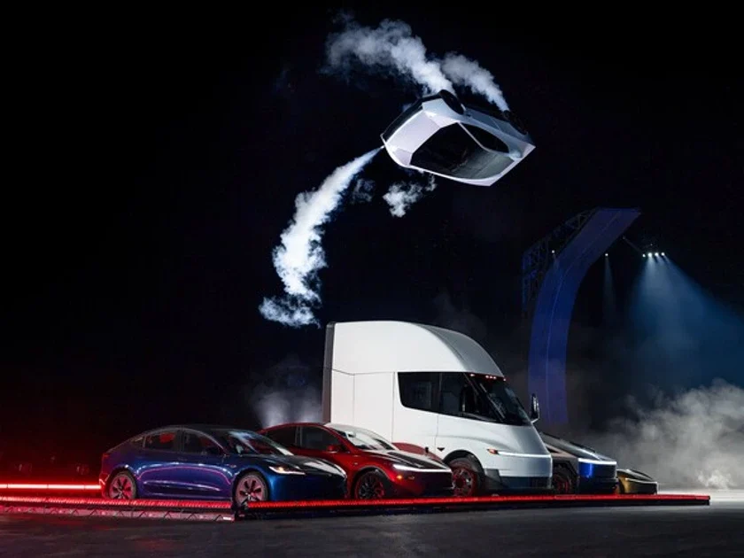 Una década después de presentar el Tesla Roadster, Tesla ha presentado el nuevo Roadster. Y ahora vuela