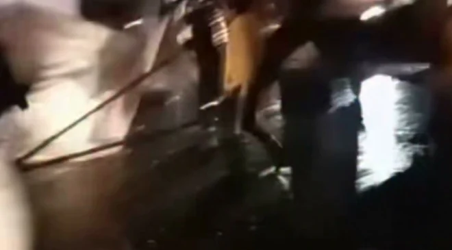 🔴 En la autopista México-Quéretaro tras más de 13 horas de bloqueo en Puente Grande por parte de vecinos que exigen la rehabilitación de la vialidad, personas encapuchadas quitaron a los manifestantes por la fuerza. Video: Redes sociales