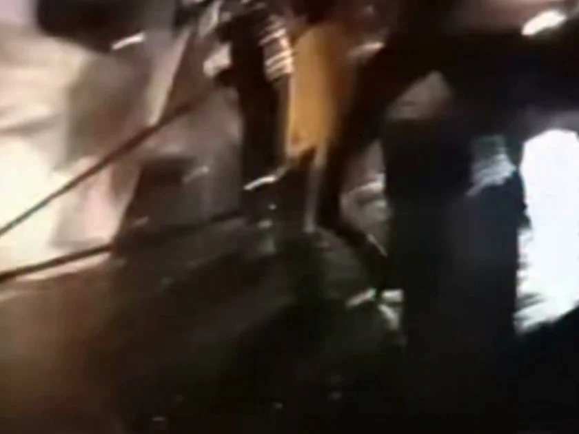 En la autopista México-Querétaro tras más de 13 horas de bloqueo en Puente Grande por parte de vecinos que exigen la rehabilitación de la vialidad, personas encapuchadas quitaron a los manifestantes por la fuerza. Video: Redes sociales | MILENIO
