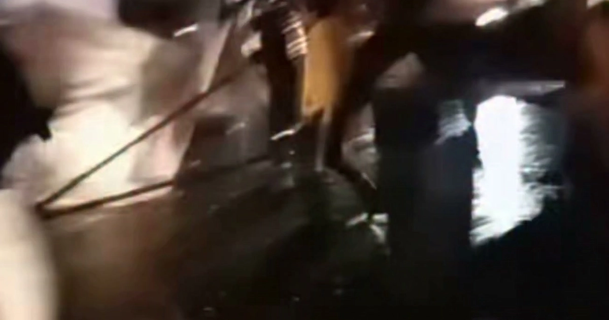En la autopista México-Querétaro tras más de 13 horas de bloqueo en Puente Grande por parte de vecinos que exigen la rehabilitación de la vialidad, personas encapuchadas quitaron a los manifestantes por la fuerza. Video: Redes sociales | MILENIO