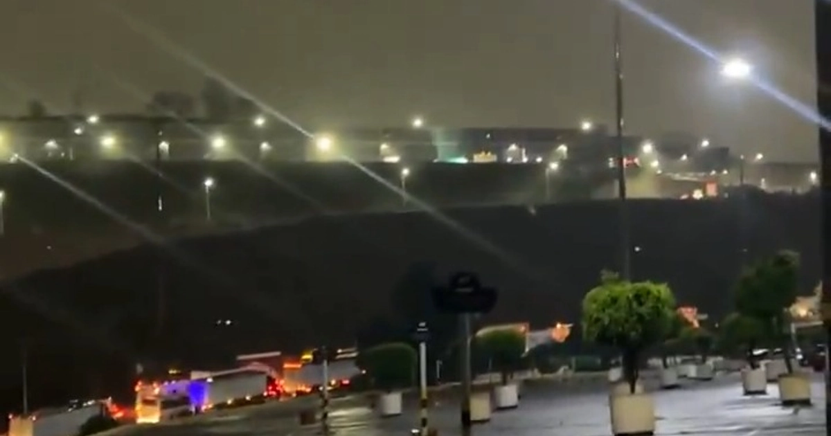 🔴 Así lució esta noche el tráfico en la autopista México-Quéretaro tras más de 13 horas de bloqueo en Puente Grande por parte de vecinos que exigen la rehabilitación de la vialidad. Personas encapuchadas quitaron a los manifestantes por la fuerza. Video: Redes sociales | MILENIO