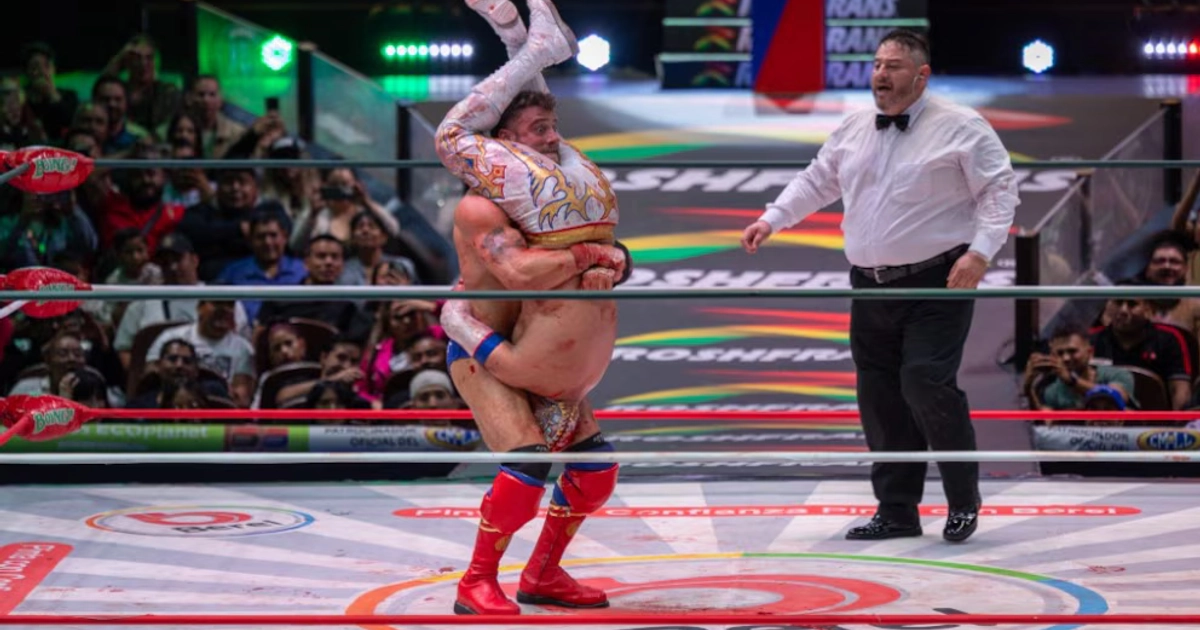 Friedman aplicó un martinete y ni así pudo vencer a Místico.  (Cortesía: CMLL / Diego Cedrix)