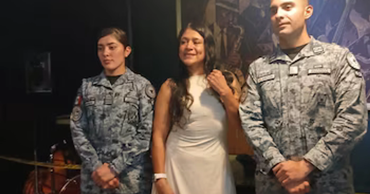 La boxeadora Erika Cruz posa junto a dos miembros de la Guardia Nacional antes de disputar el Campeonato Latino de peso supergallo. (César Márquez/ Infobae México)