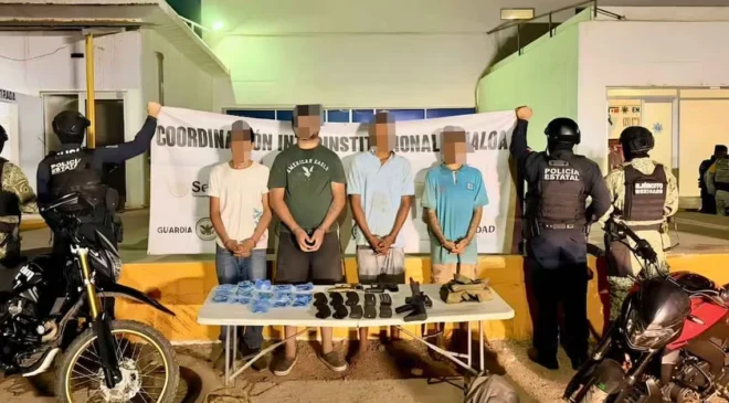 Tras persecución, caen cuatro sujetos con armas y drogas en Rosario, Sinaloa; entre el armamento se encontró un fusil automático
