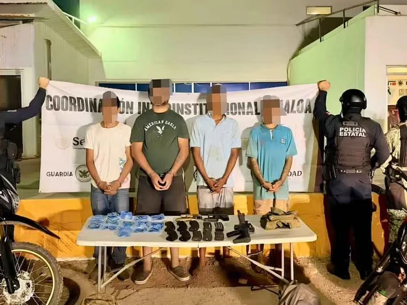 Detienen a cuatro jóvenes con armas y drogas. | Foto: Cortesía Seguridad Pública Sinaloa.