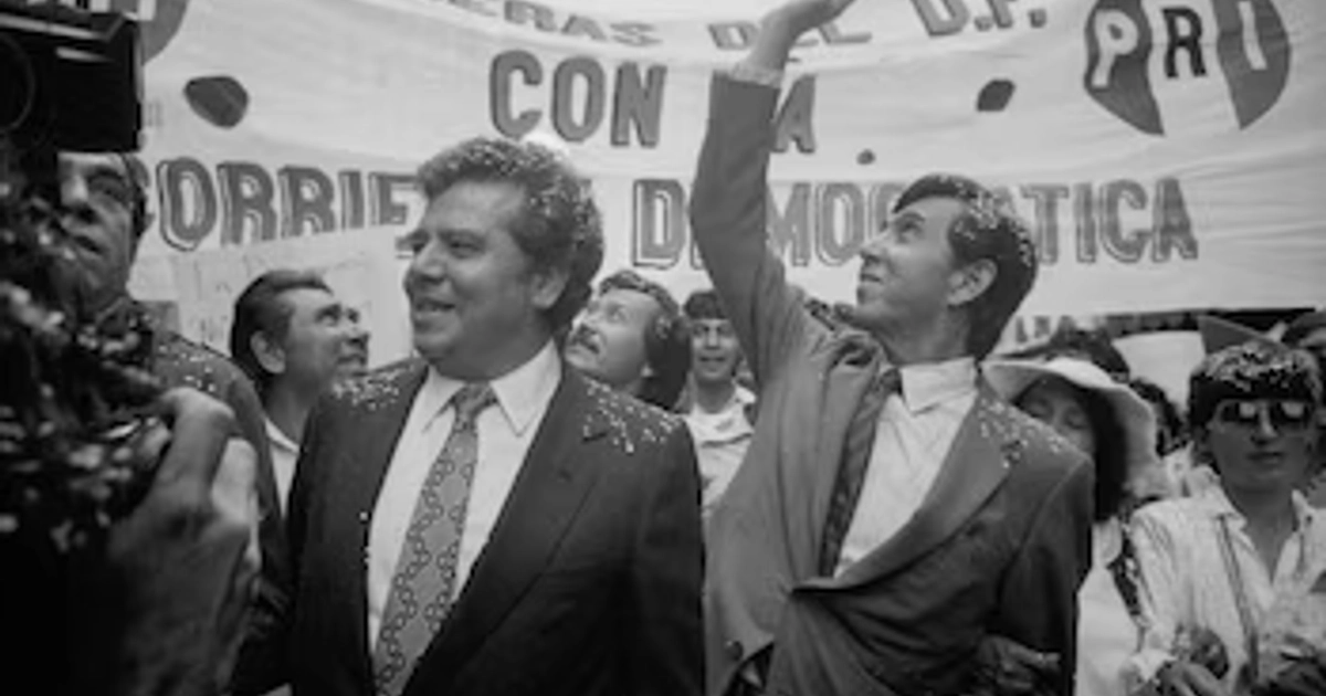 CIUDAD DE MÉXICO, 28OCTUBRE2026.- Familiares reportaron la muerte del Ingeniero Cuauhtémoc Cárdenas, fundador del PRD y excandidato Presidencial en 1988.  Este día se cumplieron 28 años de la fundación del Partido de la Revolución Democrática (PRD). En la imagen, el 17 de septiembre de 1987 Cuauhtémoc Cárdenas y Porfirio Muñoz Ledo, marchan al Zócalo capitalino como parte de la 
