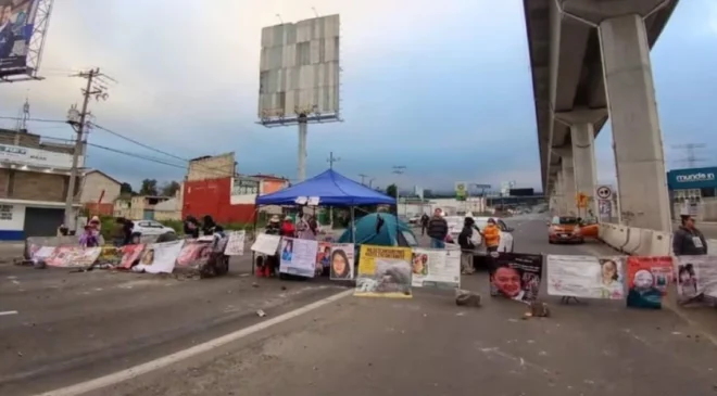 Bloqueo en la México-Toluca cumple más de 30 horas; madres buscadoras exigen ser atendidas por el fiscal del Edomex