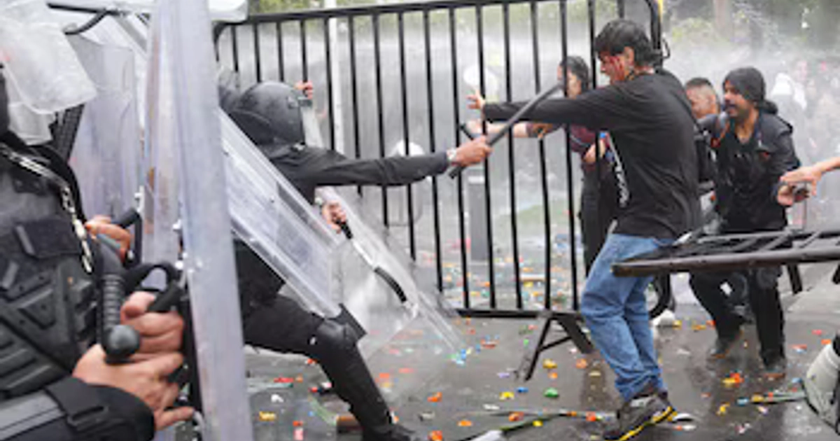GUADALAJARA, JALISCO. 11OCTUBRE2026.- Esta mañana cientos de Jaliscienses se manifestaron por la mala calidad de agua que reciben en sus hogares y se llevo a cabo una mega marcha partiendo de las inmediaciones de la Glorieta Minerva hasta Casa Jalisco, esto para mostrar el descontento del pueblo y donde también hubo enfrentamientos entre la ciudadanía y granaderos que custodiaban el lugar donde habita el Gobernador de Jalisco, Pablo Lemus Navarro.
FOTO : FERNANDO CARRANZA GARCIA / CUARTOSCURO.COM