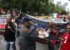 Trabajadores del IMSS bloquean Reforma; exigen destitución del líder sindical Rafael Olivos