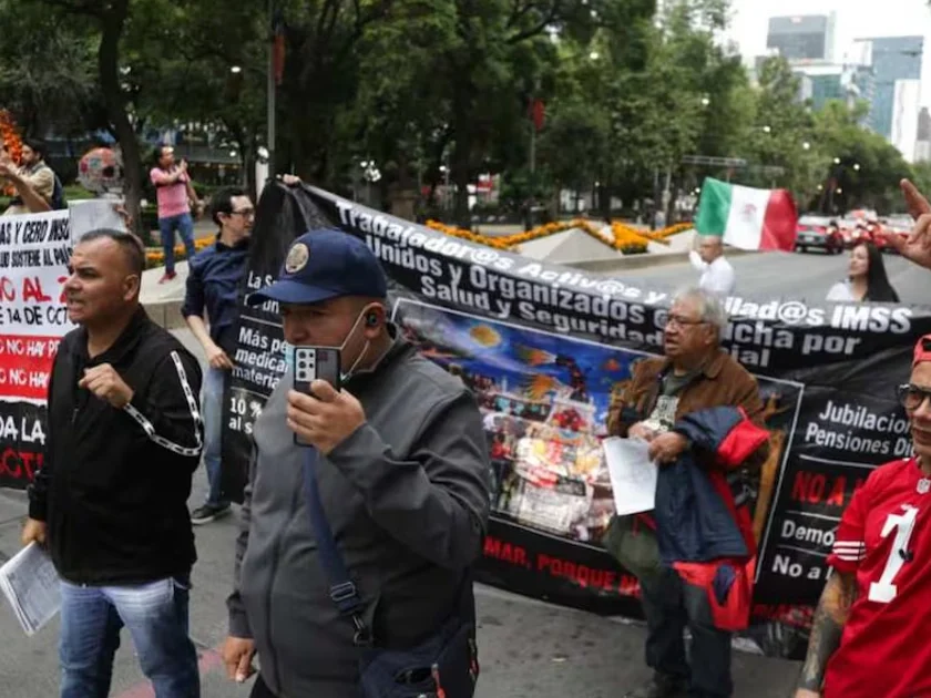 Trabajadores del Instituto Mexicano del Seguro Social (IMSS) bloquearon de forma intermitente Avenida Paseo de la Reforma, a la altura de las oficinas centrales de dicha dependencia, el 16 de octubre de 2026. Foto: Carlos Mejía / EL UNIVERSAL