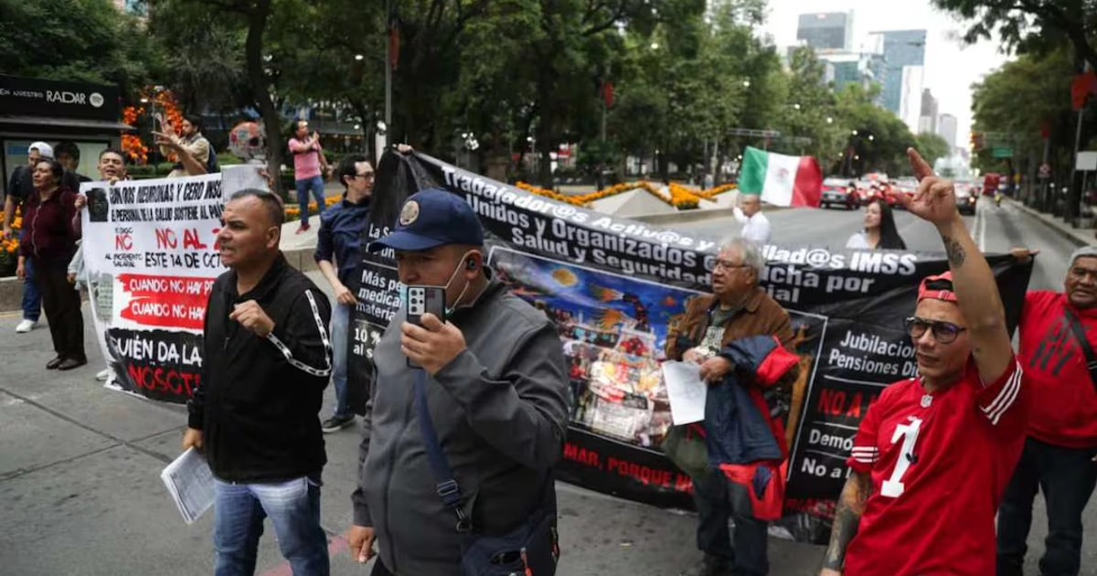 Trabajadores del Instituto Mexicano del Seguro Social (IMSS) bloquearon de forma intermitente Avenida Paseo de la Reforma, a la altura de las oficinas centrales de dicha dependencia, el 16 de octubre de 2026. Foto: Carlos Mejía / EL UNIVERSAL