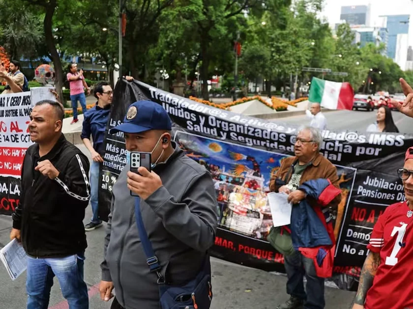 Jubilados y pensionados del IMSS realizaron un bloqueo intermitente frente a las oficinas centrales del instituto. Foto: Carlos Mejia