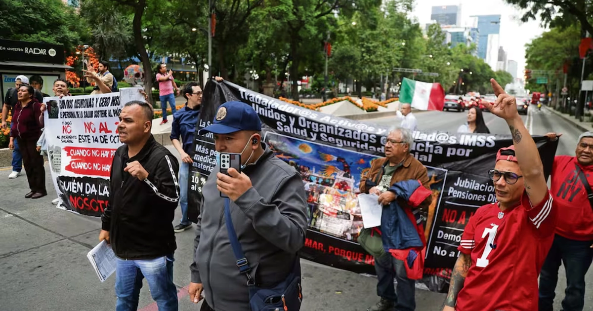 Jubilados y pensionados del IMSS realizaron un bloqueo intermitente frente a las oficinas centrales del instituto. Foto: Carlos Mejia