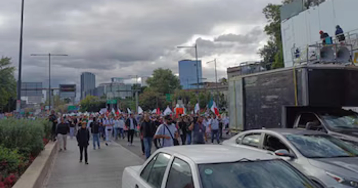 La marcha de los trabajadores del IMSS, procedente de Av. Cuauhtémoc, se incorporó a Dr. Río de la Loza. Crédito: X / @OVIALCDMX