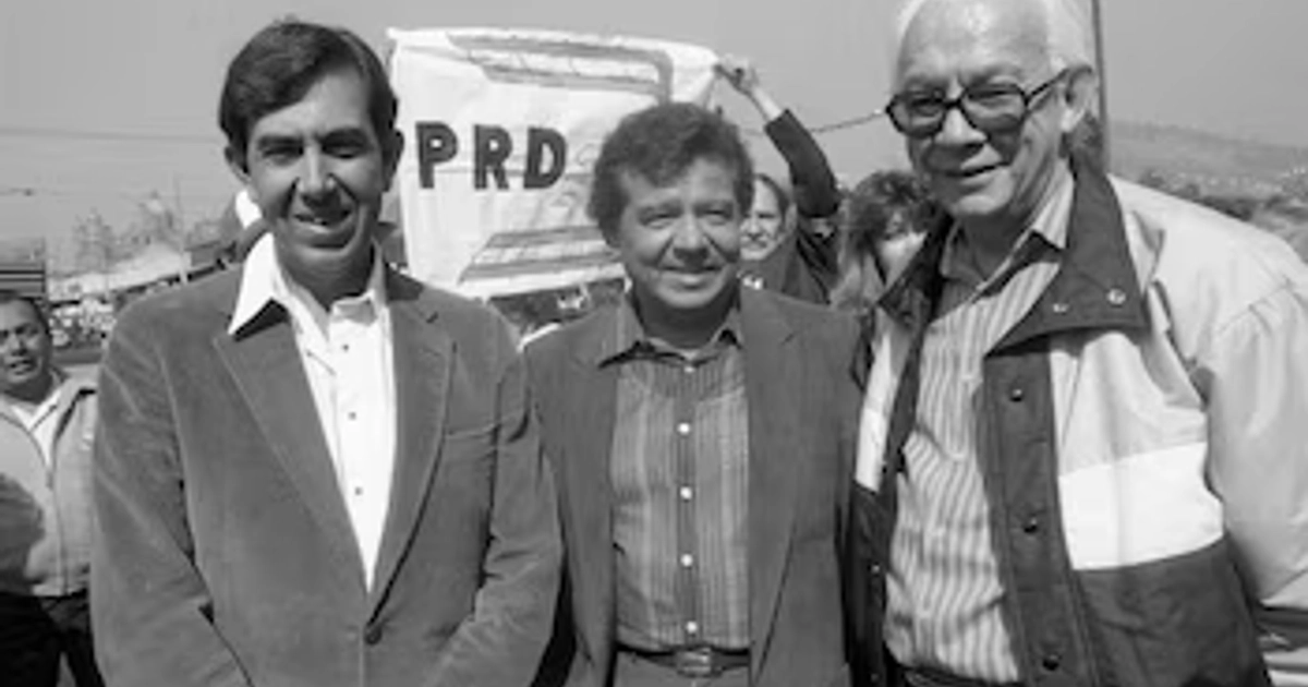 CIUDAD DE MÉXICO, 05MAYO2017.- Este día se cumplieron 28 años de la fundación del Partido de la Revolución Democrática (PRD). En la imagen, Cuauhtémoc Cárdenas,  Porfirio Muñoz Ledo y Heberto Castillo, durante la fundación del partido en el zócalo capitalino.
FOTO: ARCHIVO /ELOY VALTIERRA /CUARTOSCURO.COM.-