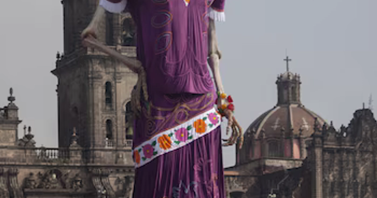 CIUDAD DE MÉXICO, 29OCTUBRE2026.- Últimos detalles de la Catrina gigante de 32 metros en el Zócalo a horas de ser inaugurado para acceso al público transeúntes aprovechan para tomar fotos.FOTO: ANDREA MURCIA /CUARTOSCURO.COM
