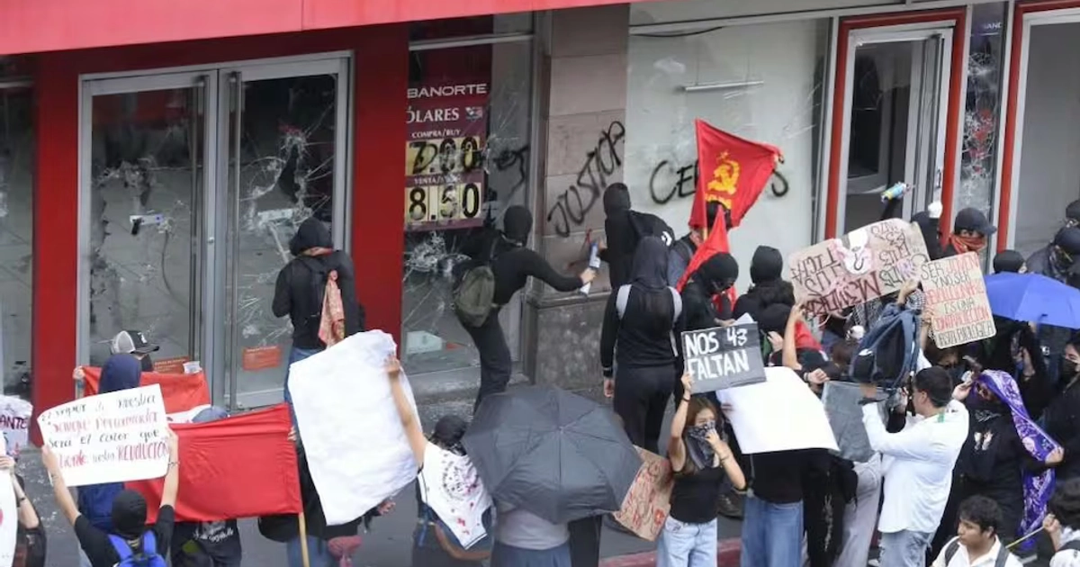 Para concluir la marcha, realizaron actos vandálicos contra una sucursal bancaria. 02/10/2026. | Foto: Tony Rivera.