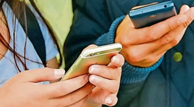 Senado aprueba prohibir celulares en escuelas de educación básica; uso en bachillerato se decidirá mediante asambleas