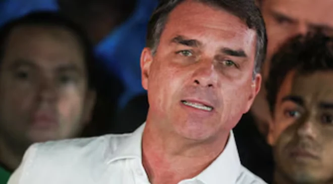 Flávio Bolsonaro reapareció tras su salida de Brasil, denunció persecución política y cuestionó los resultados “imposibles” del balotaje